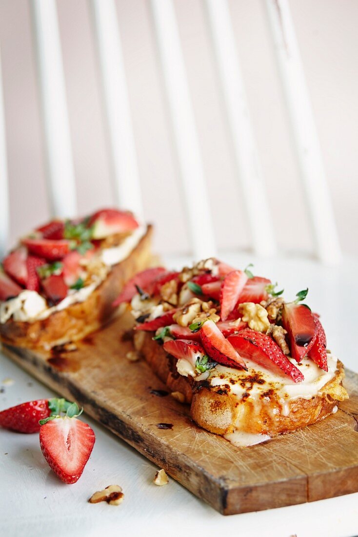 Toast mit Chevre und Balsamicoerdbeeren