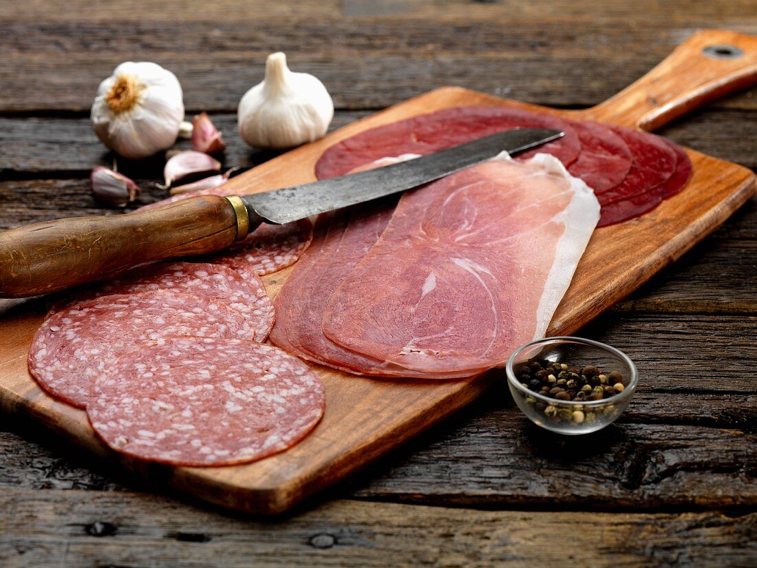 Italienische Wurstplatte mit Parmaschinken, Bresaola und Mailänder Salami