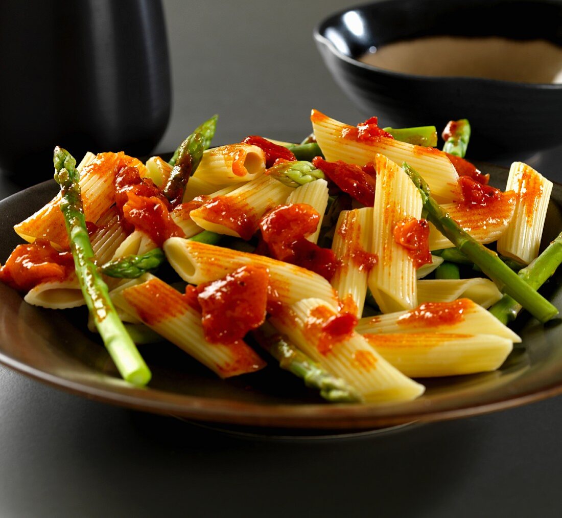 Penne pasta a pepper sauce and green asparagus