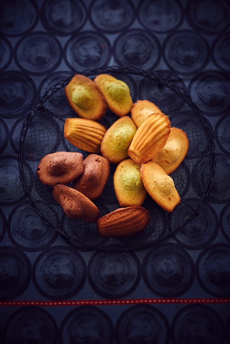 Verschiedene Madeleines im Drahtkorb (Draufsicht)