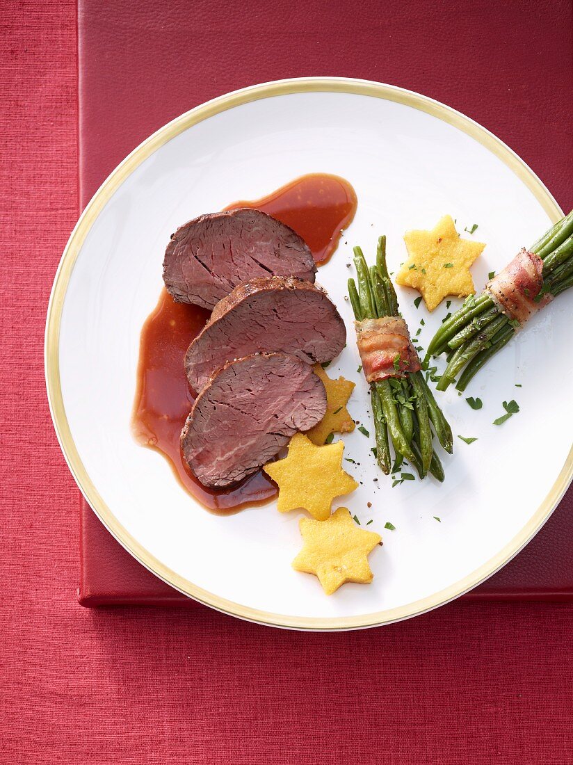 Rinderfilet mit Polentasternen und Bohnen im Speckmantel