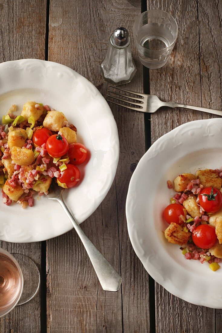 Roasted gnocchi with bacon, leek and tomatoes