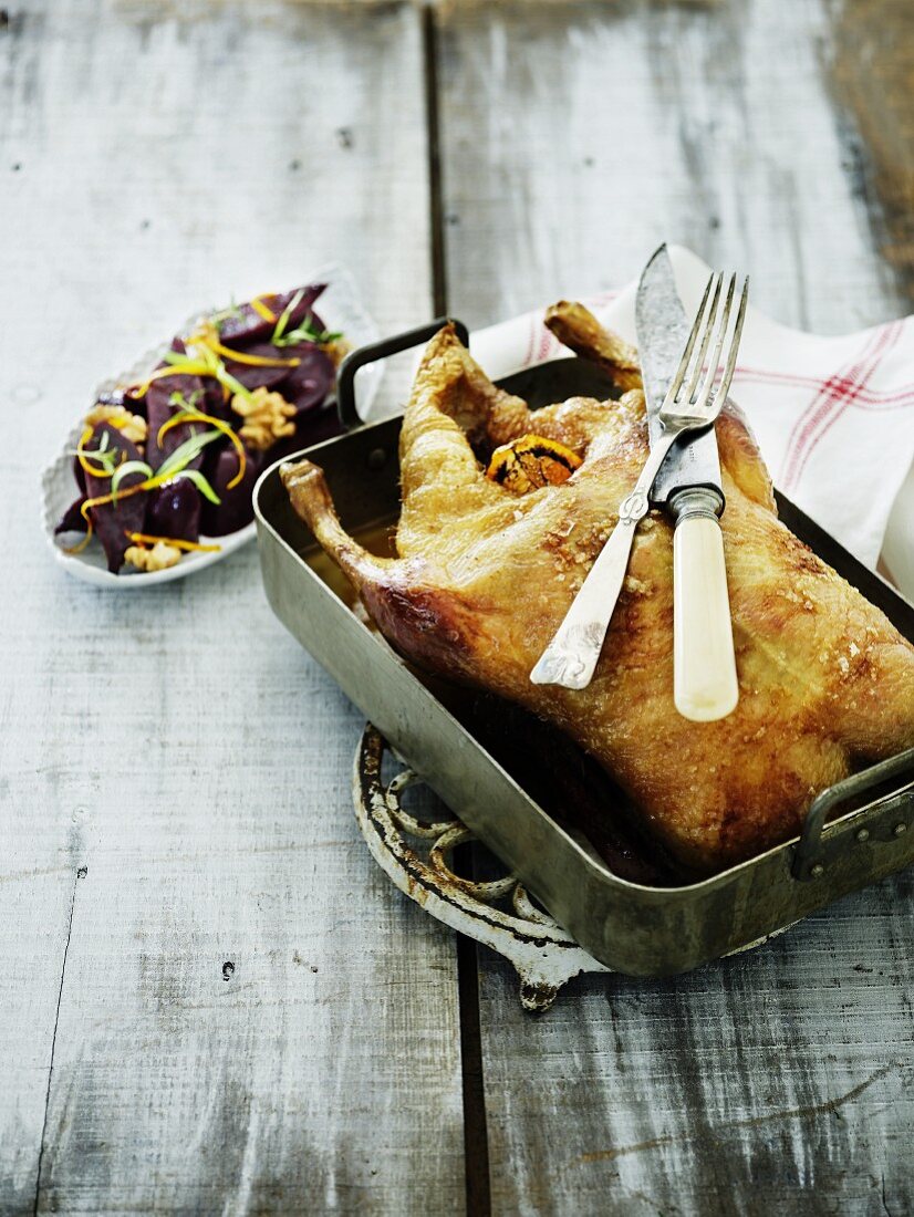 Gänsebraten in Bratreine und rote Bete mit Walnuss