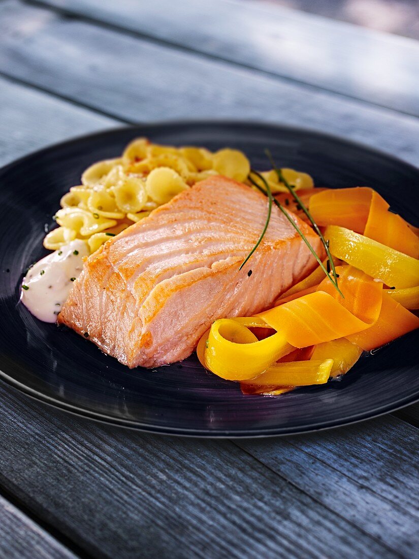 Lachs mit Möhren, Nudeln und Meerrettichcreme