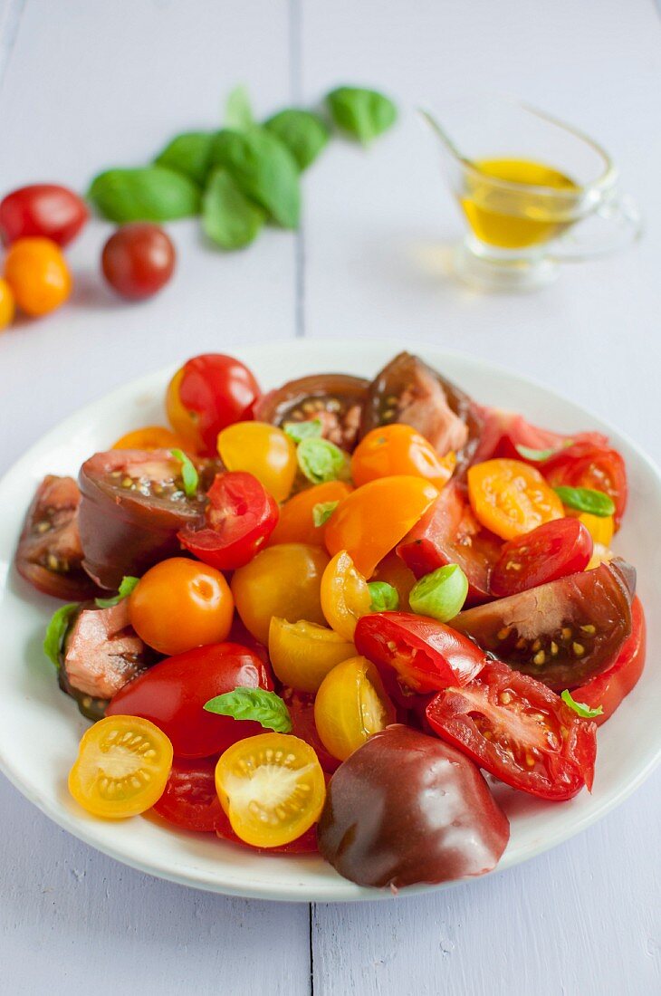 Bunter Tomatensalat mit Basilikum und Olivenöl