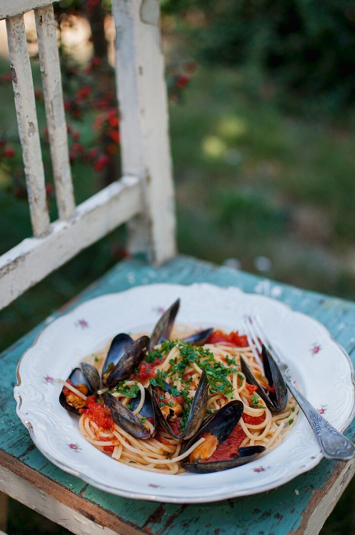 Spaghetti with tomato sauce, mussels and parsley