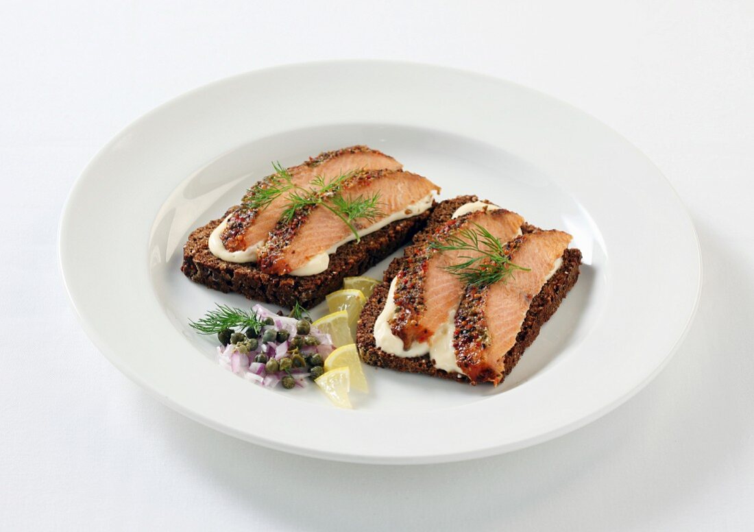 Lachs mit Pfefferkruste auf Vollkornbrotscheiben