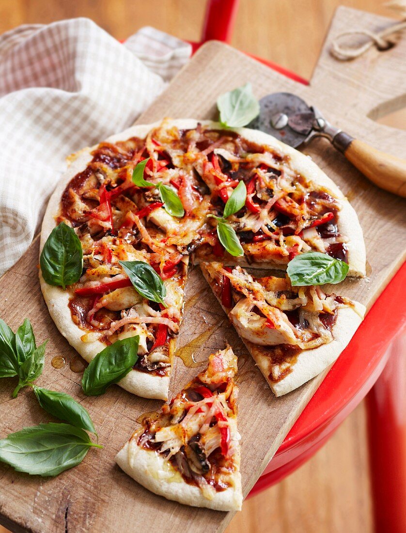 Pizza mit Grillhähnchen und Basilikum