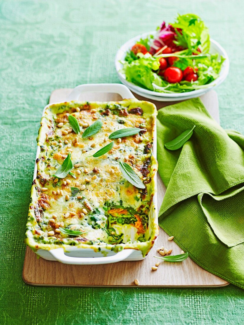 Einfache vegetarische Lasagne mit Kürbis und Spinat