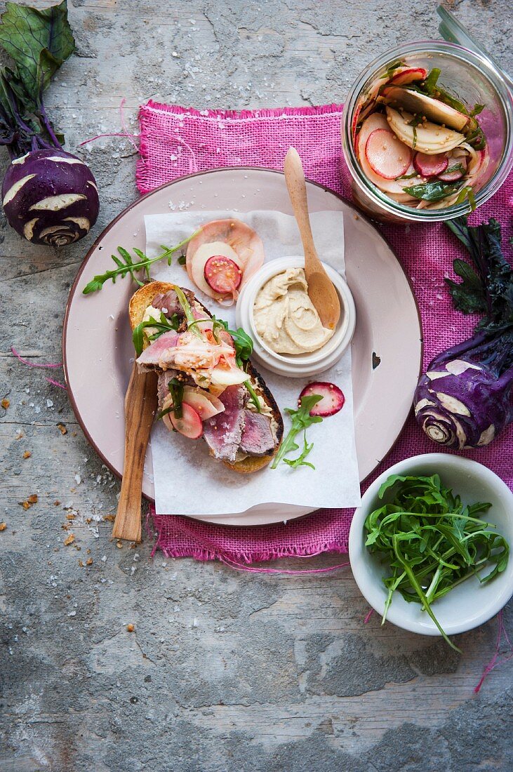 Steaksandwich mit eingelegten Kohlrabi und Radieschen