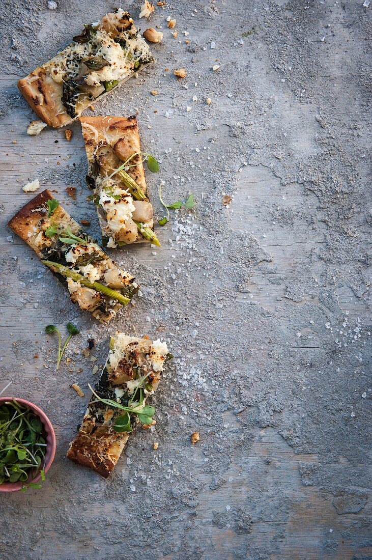 Pizza with braised kohlrabi, asparagus and ricotta