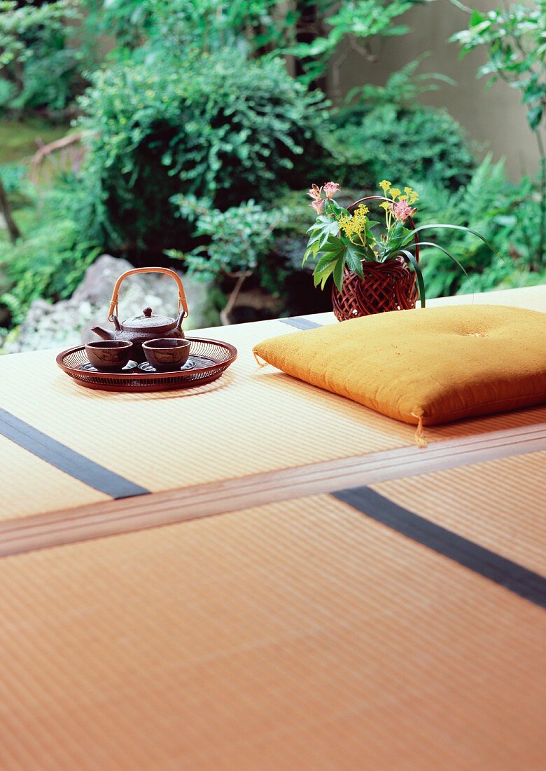 Teegedeck auf einer Veranda, Japan