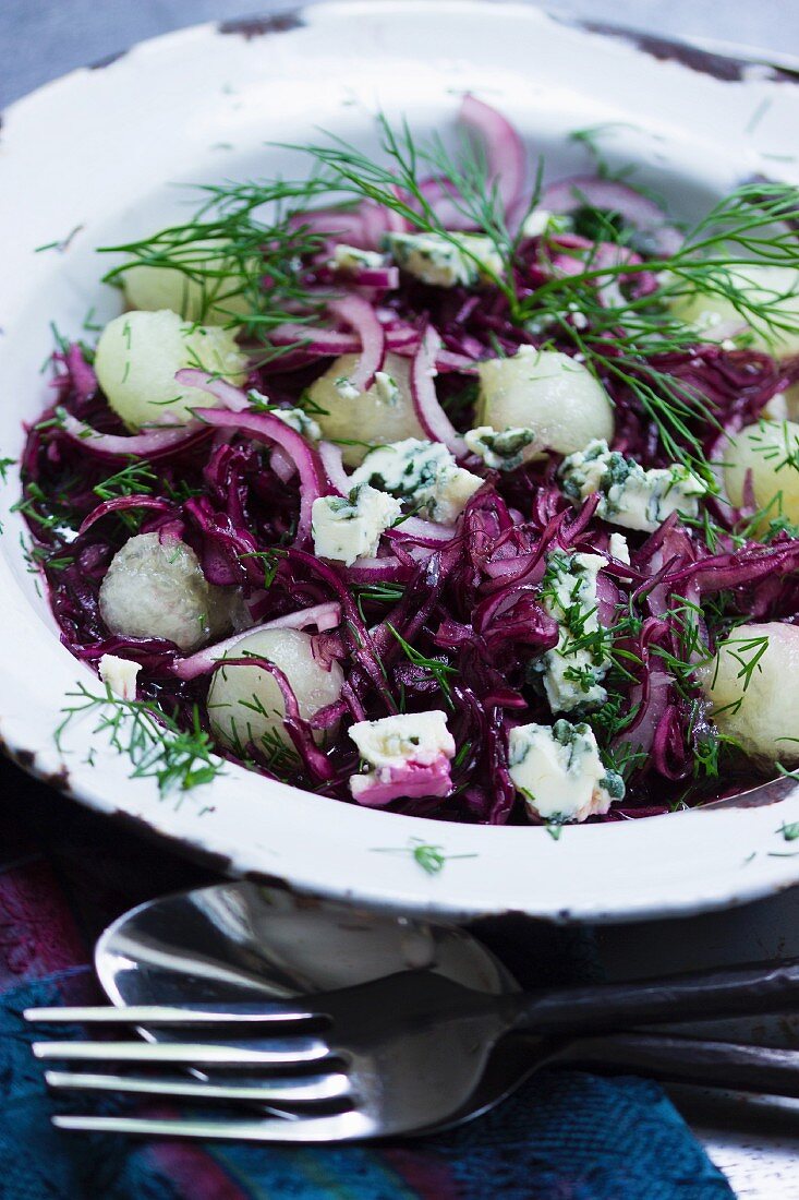 Melonen-Blaukraut-Salat mit frischem Dill und Roquefort-Würfeln