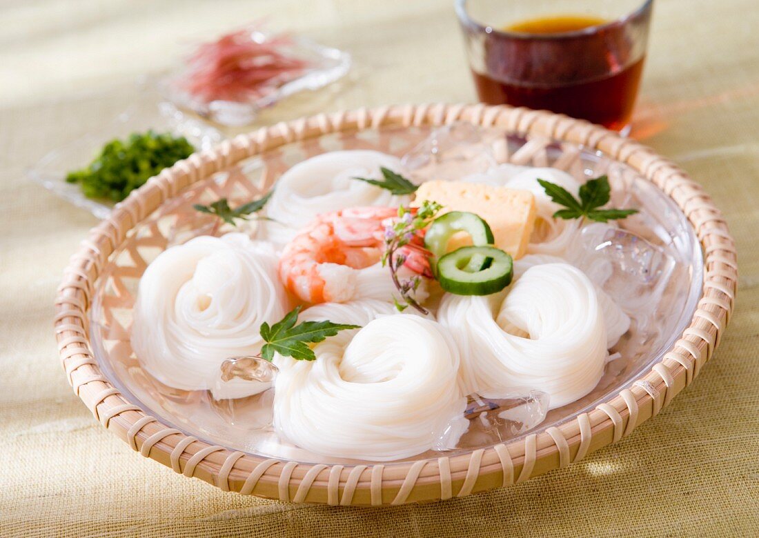 Rice noodles with prawns, cucumber and omelette (Japan)