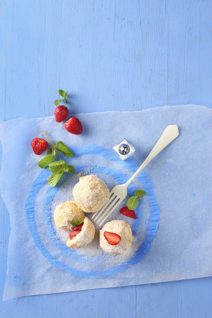 Quark dumplings with strawberries (seen from above)