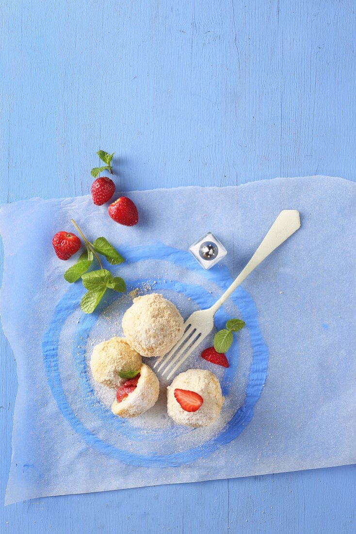 Topfenknödel mit Erdbeeren (Aufsicht)