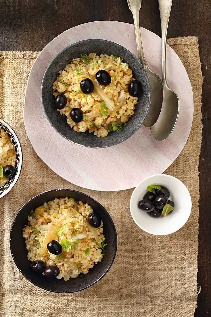 Bulgur mit Rosinen, Minze, geröstetem Fenchel und schwarzen Oliven