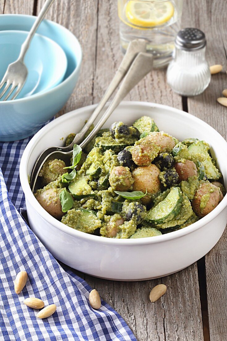 Kartoffelsalat mit neuen Kartoffeln, Zucchini, Oliven, Mandeln & Pesto