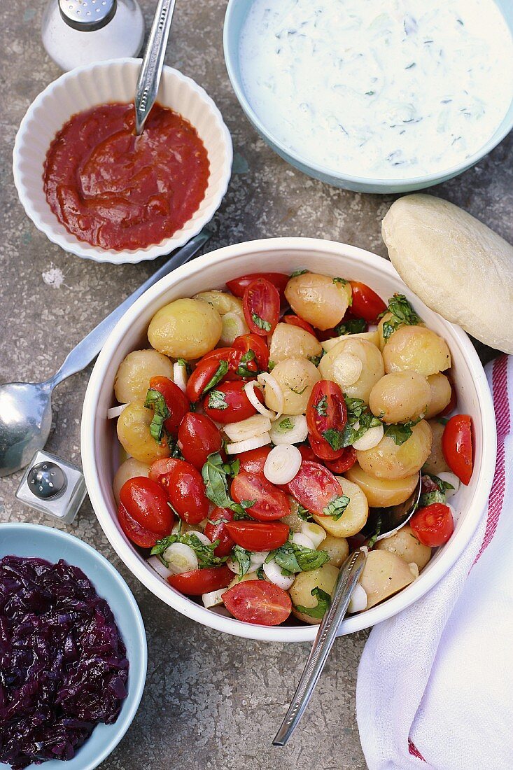 Kartoffelsalat mit Tomaten, Frühlingszwiebeln & Basilikum