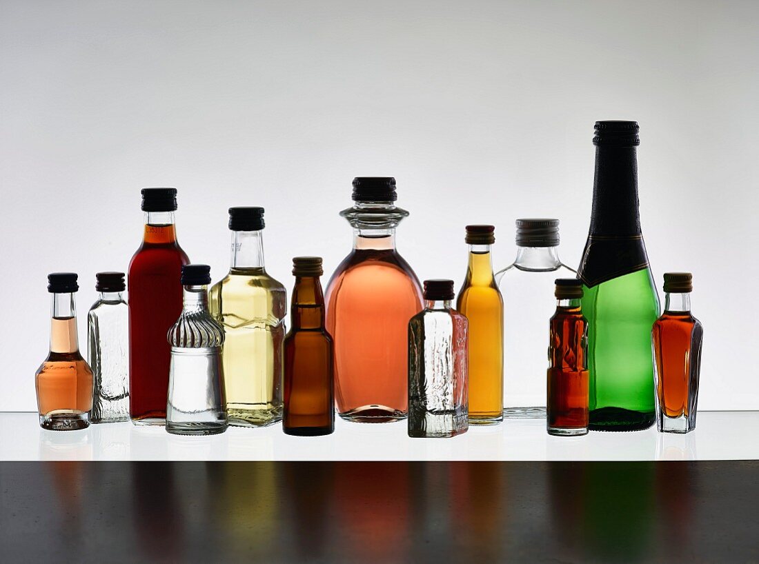 Verschiedene neutrale Mini-Flaschen mit Spirituosen, Wein und Bier