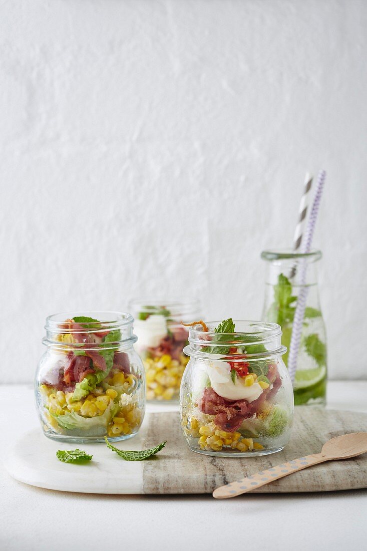 Maissalat mit Bacon und Aioli im Glas