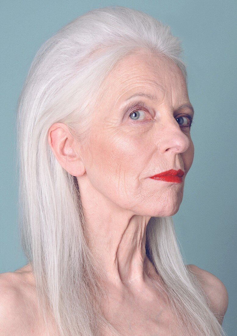 Ältere Frau mit langen weissen Haaren