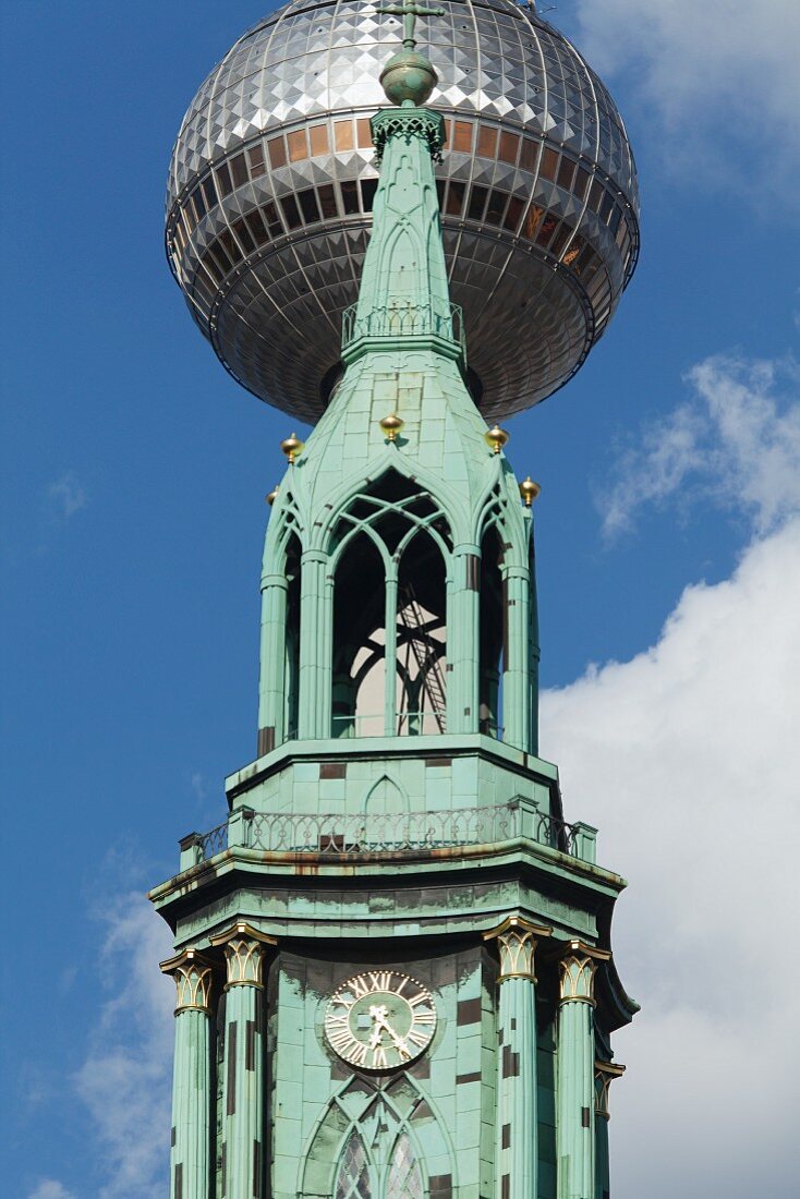Fernsehturm hinter Marienkirche in Berlin