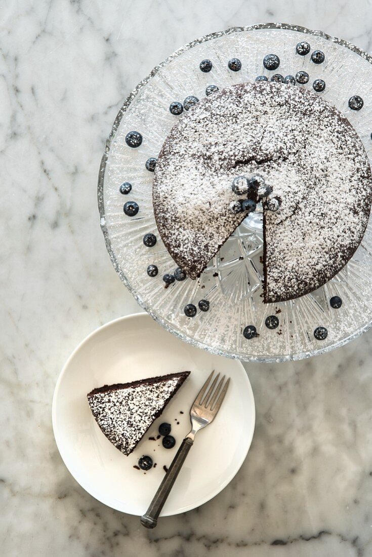 Mehlloser Schokoladenkuchen mit Blaubeeren