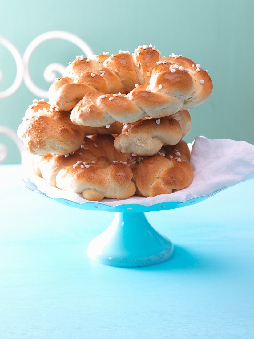 Osterkränze mit Hagelzucker auf Kuchenständer