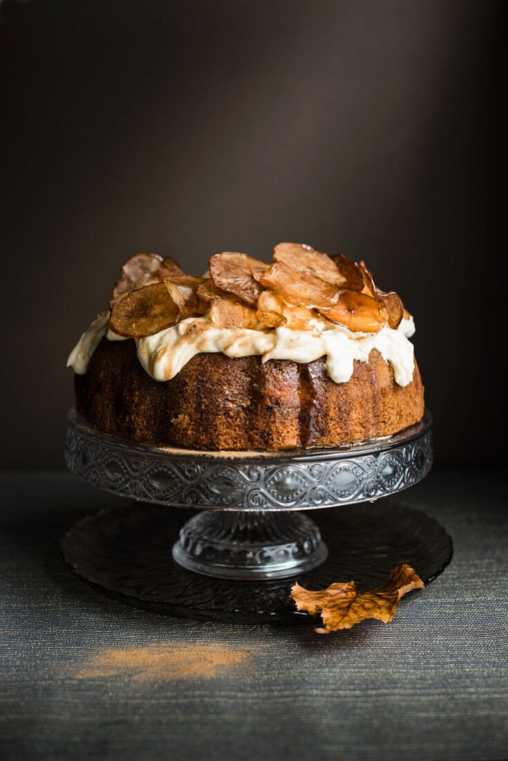 Apfelkuchen mit Sahne und karamellisierten Apfelscheiben