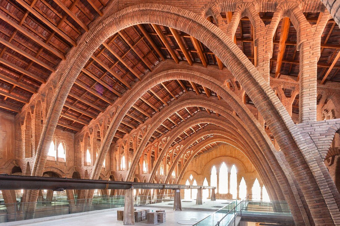 Der Celler Cooperatiu de Gandesa (katalanischer Parabelbogen), Katalonien, Spanien