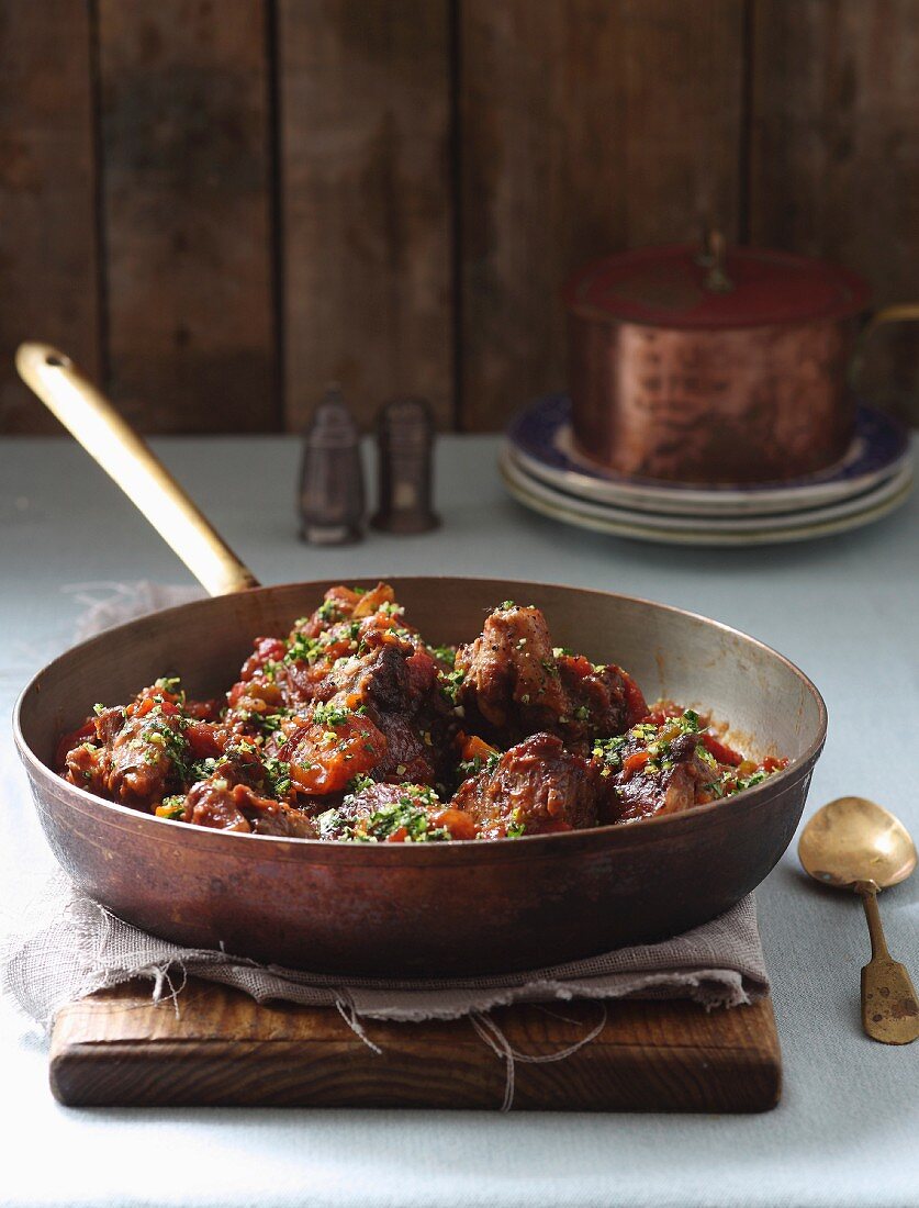 Geschmorter Ochsenschwanz mit Aprikosen und Tomaten