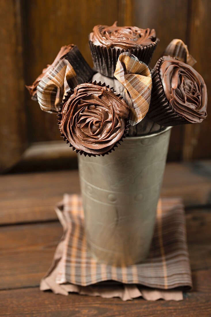 Cupcake-Srauss mit Schokoladenrosen aus Ganache
