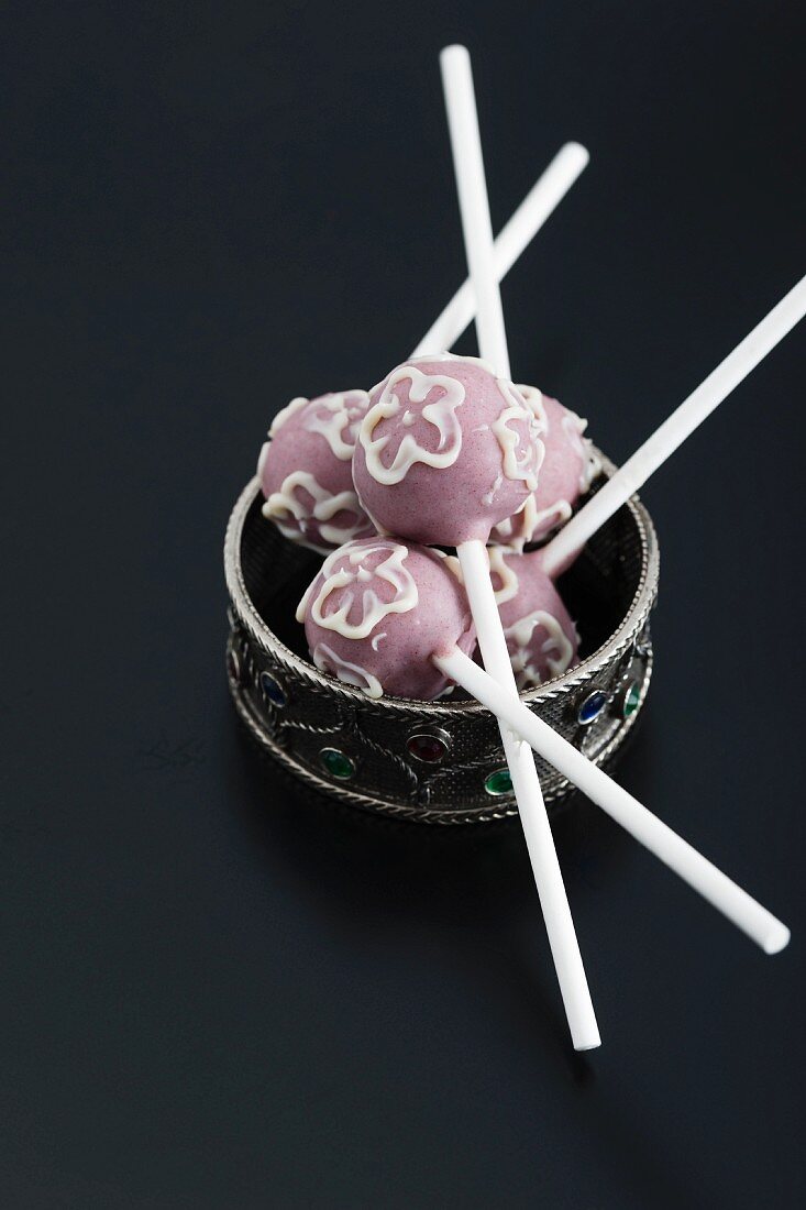Cake pops decorated with iced flowers