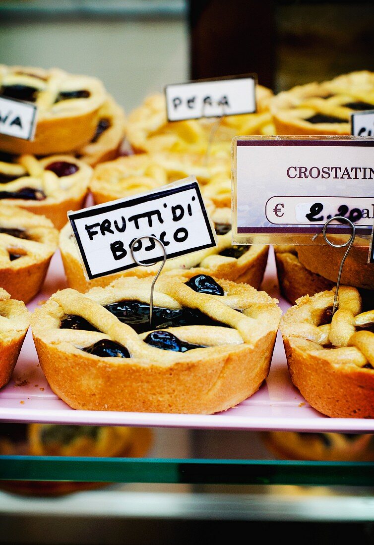 Frutti di Bosco (Waldfrüchte) Torten in einer italienischen Bäckereiauslage