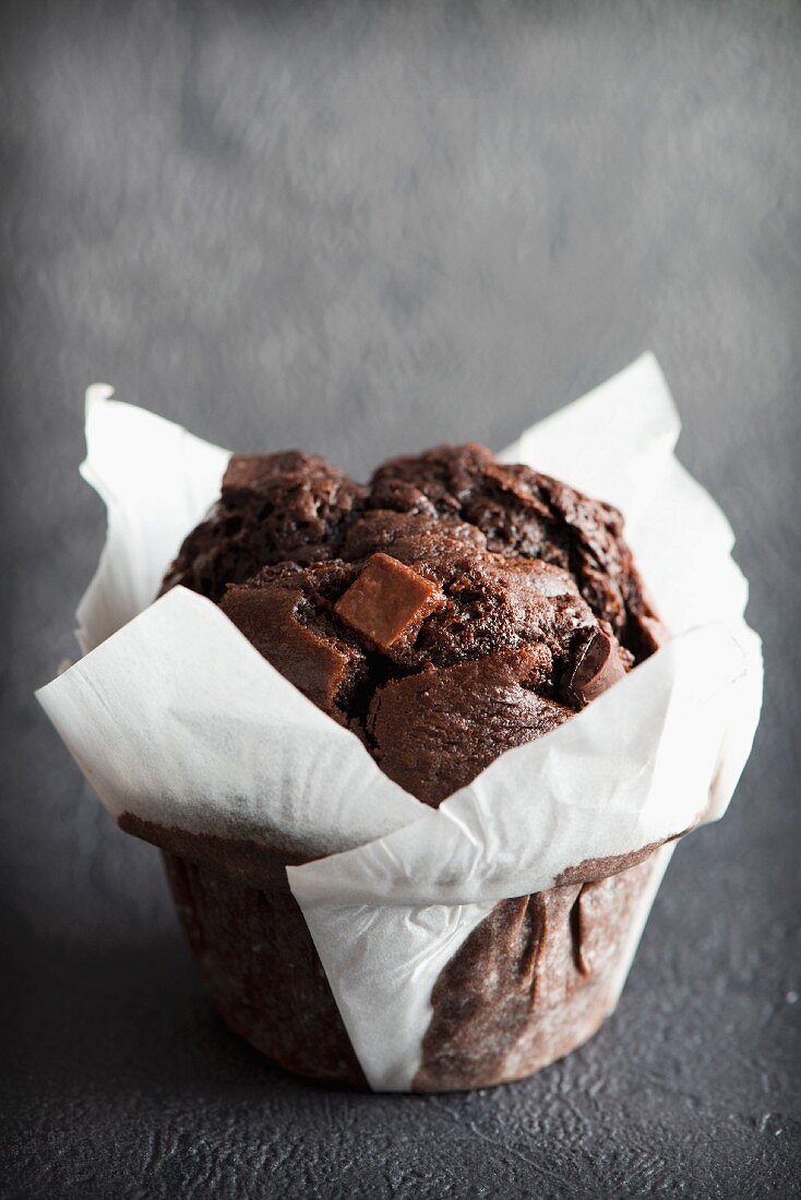 Schokoladen-Fudge-Muffin in weißem Papier