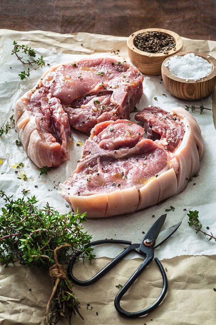 Schweinekoteletts, zum Braten vorbereitet