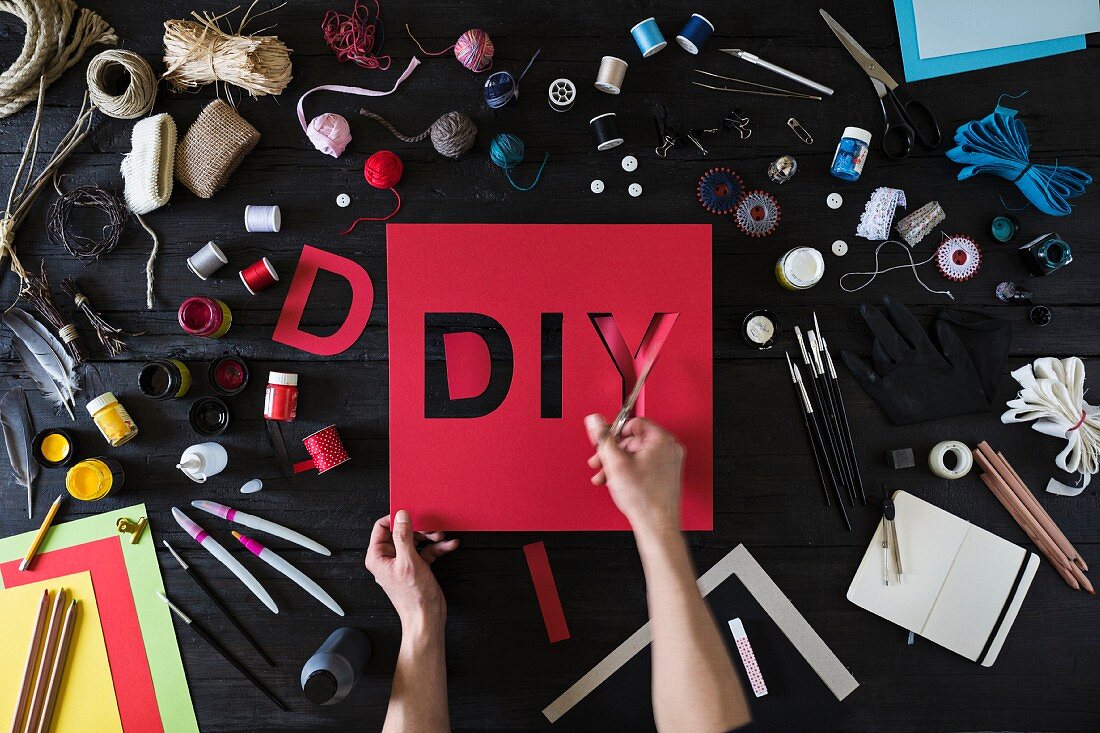 Symbolbild für Do-It-Yourself mit DIY-Schriftzug & Bastelutensilien