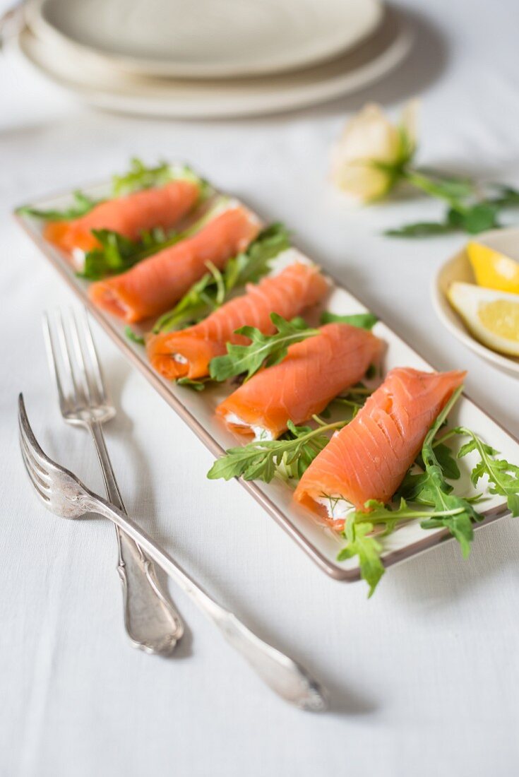 Smoked salmon rolls with dill yoghurt and rocket