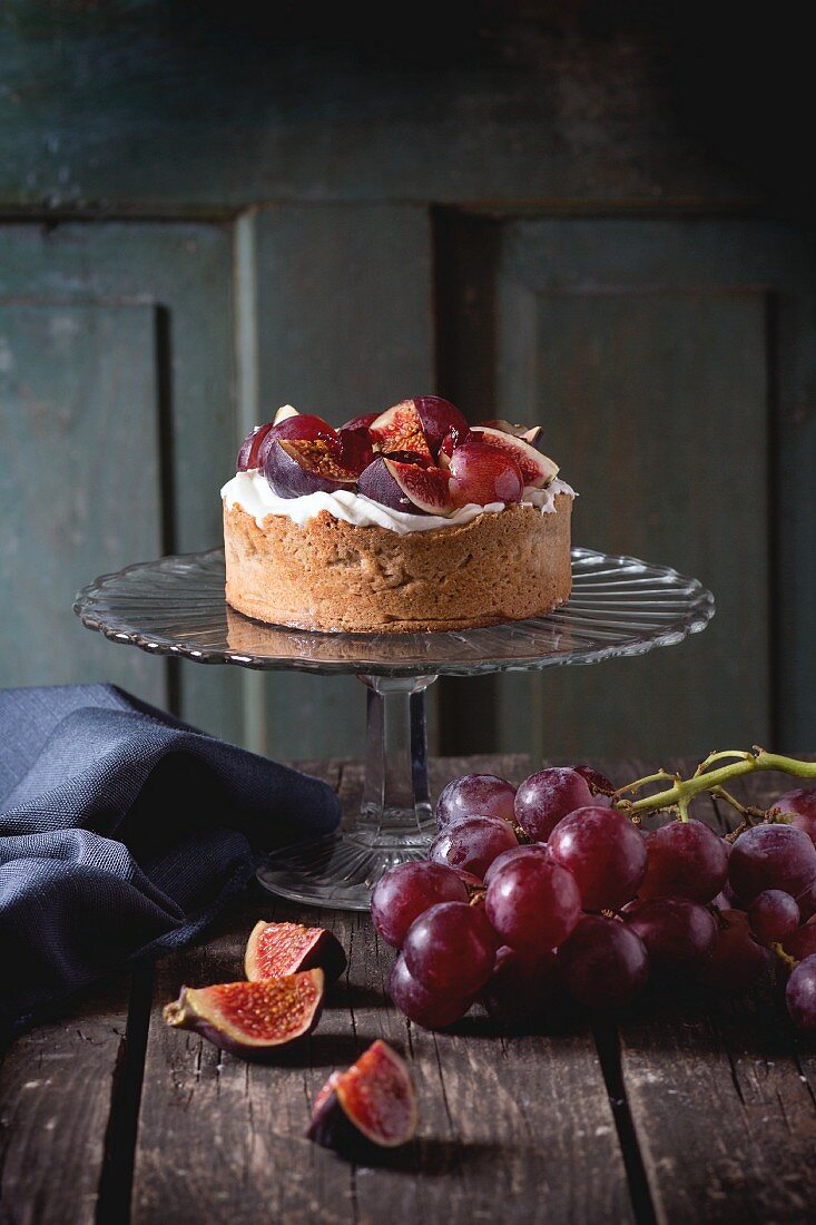 Tart with red grapes, figs and whipped cream