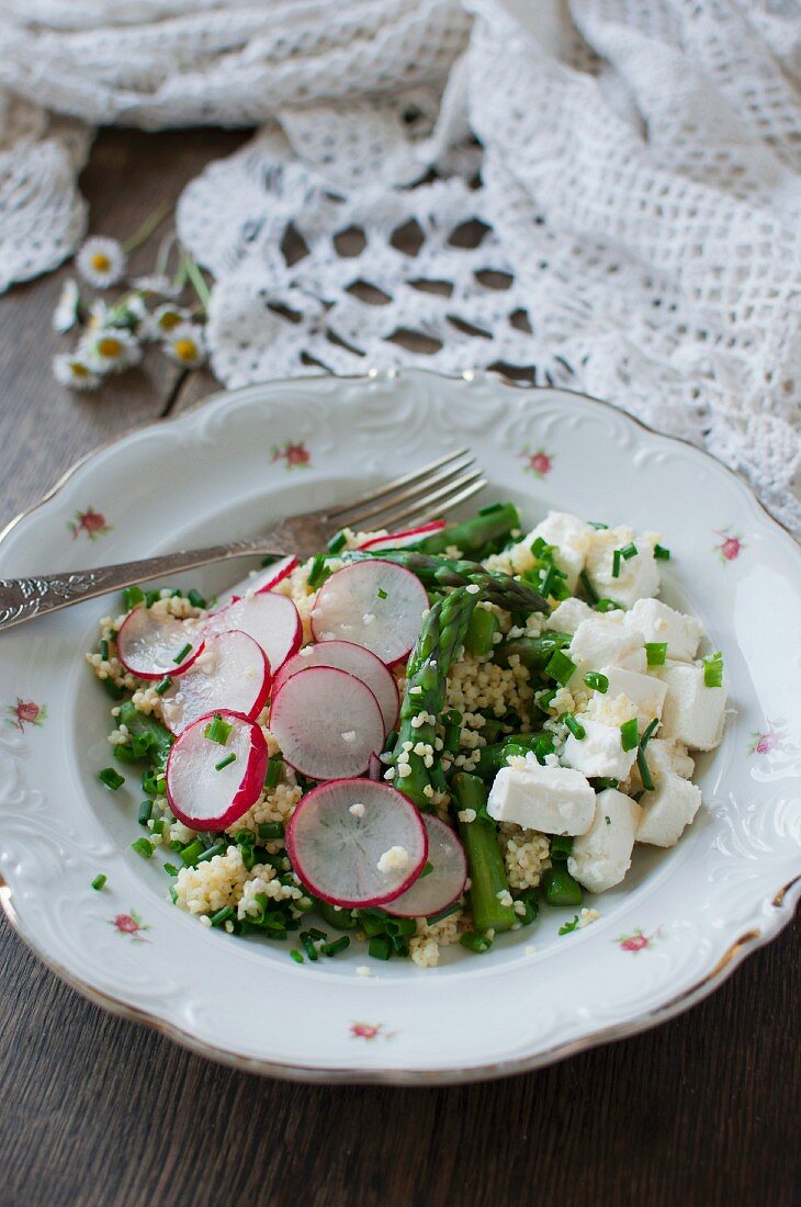 Hirsesalat mit Spargel, Ziegenkäse, Radieschen und Schnittlauch