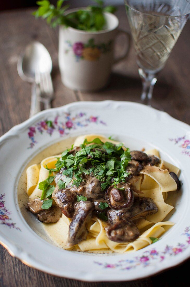 Pappardelle mit Waldpilzen und Liebstöckel