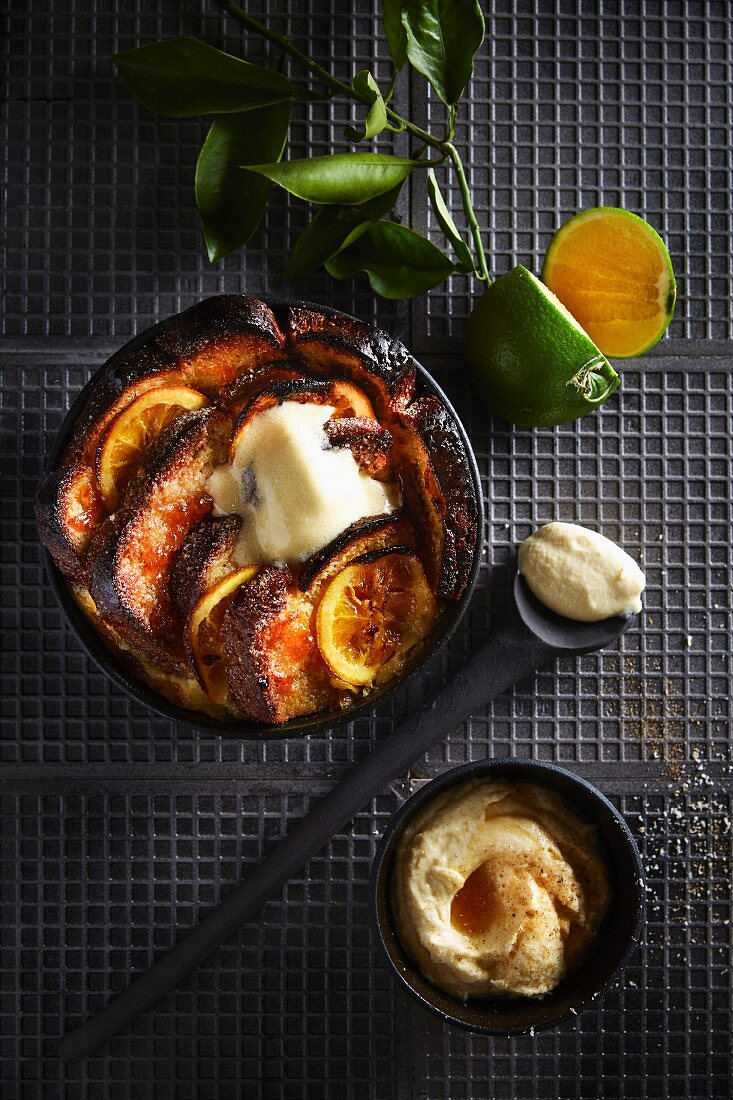 Bread and Butter Pudding mit Grapefuit und Whiskey-Butter