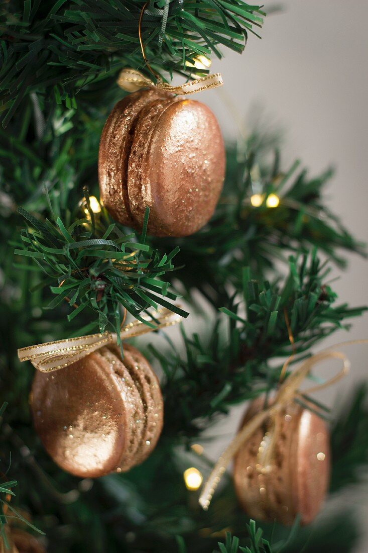 Gingerbread macaroons as Christmas tree decorations