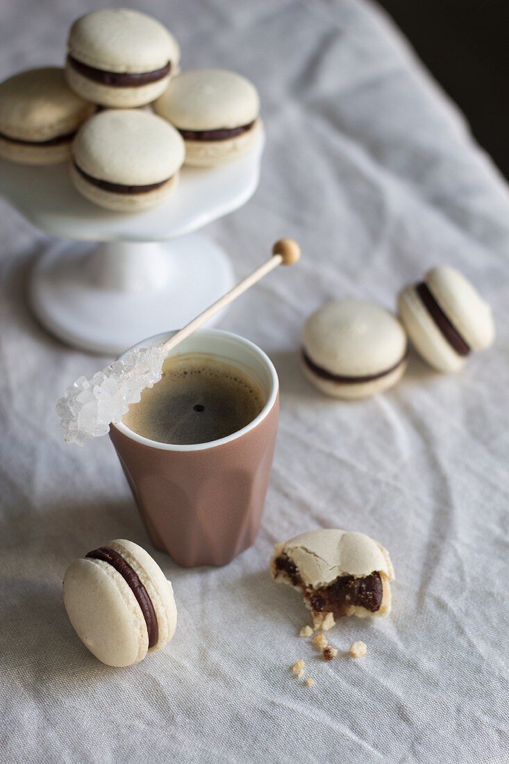 Macarons und Kaffee mit Kandisstick