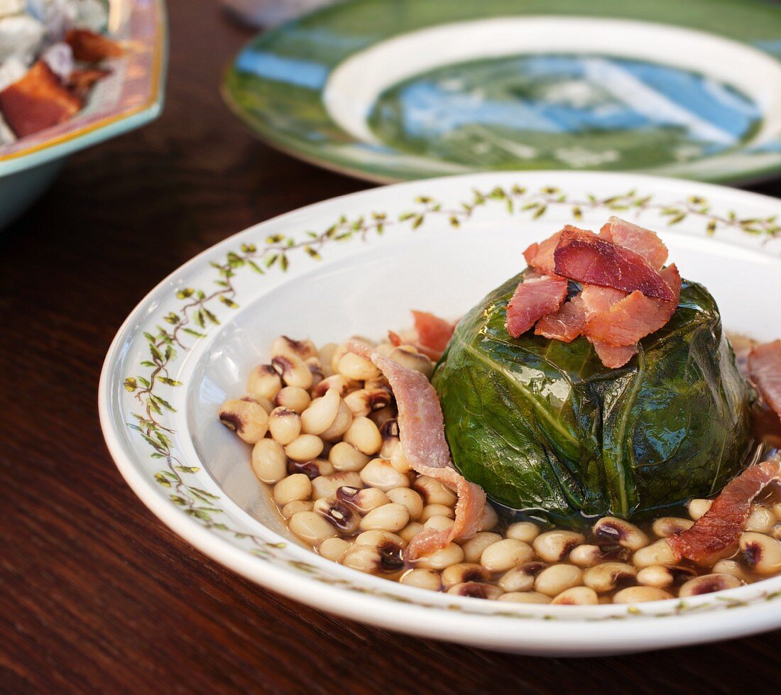 Cabbage roulade with black-eyed beans and bacon (USA)
