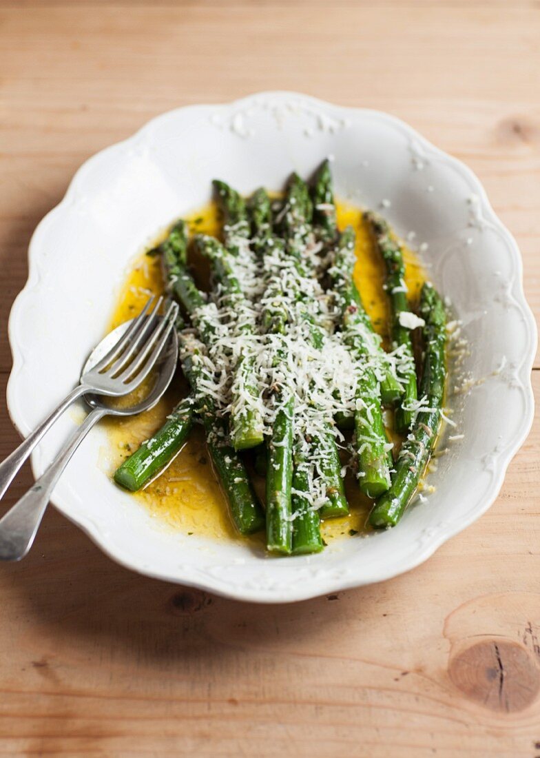 Grüner Spargel in flüssiger Butter mit Parmesan