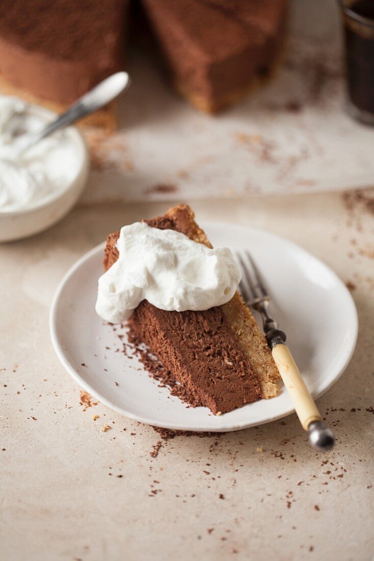 Ein Stück Schokoladen Cheesecake mit Schlagsahne