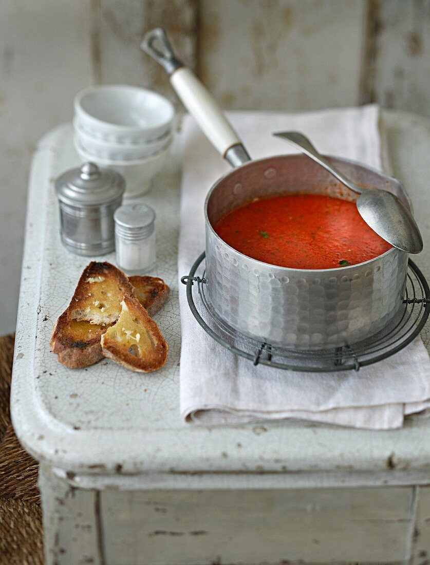 Cream of red pepper soup with buttered bread