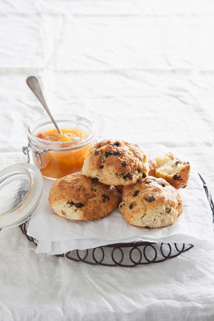 Scones mit Pfirsichsuppe